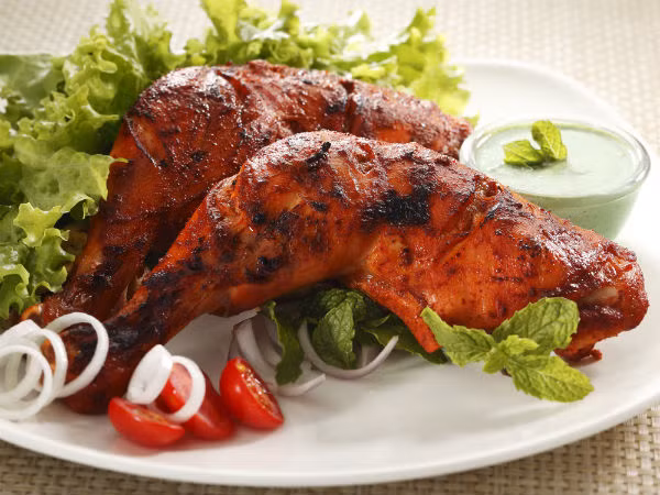 Thịt gà: Thịt gà hỗ trợ rất tốt cho việc giảm cân, tăng cơ nói chung và giảm béo đùi nói riêng. Một phần thịt gà không da và một bát salad rau củ không chỉ khiến bạn no bụng mà còn là thực đơn giảm cân lành mạnh. Bạn cũng có thể hầm thịt gà với rau củ để hỗ trợ quá trình đốt cháy chất béo trong cơ thể. 