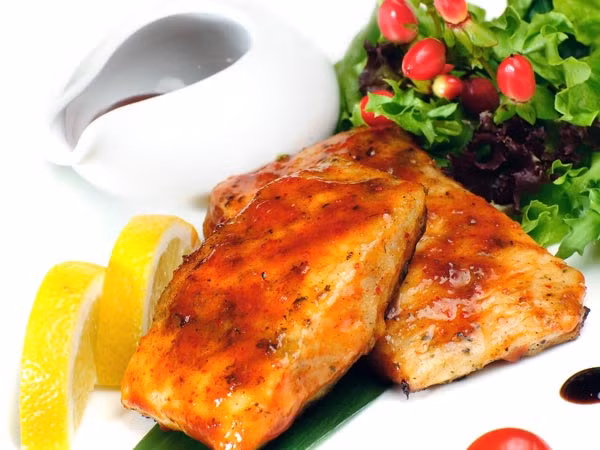 Hải sản: Các loại hải sản, đặc biệt là cá hồi rất tốt cho cơ thể. Cá hồi chứa nhiều protein, axit béo omega-3 cung cấp năng lượng cần thiết cho cơ thể.