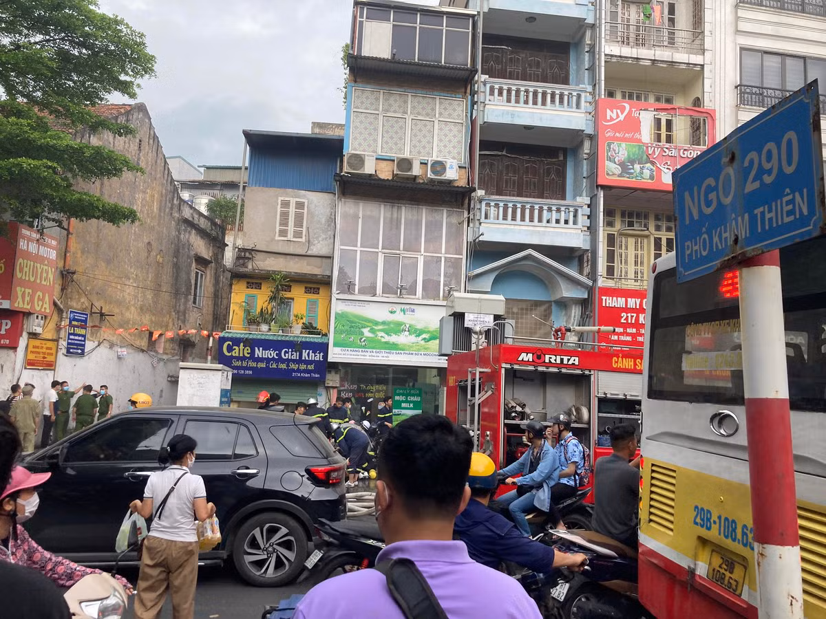 Được biết, ngôi nhà xảy ra cháy là nhà dân kết hợp với kinh doanh làm móng tay, móng chân.