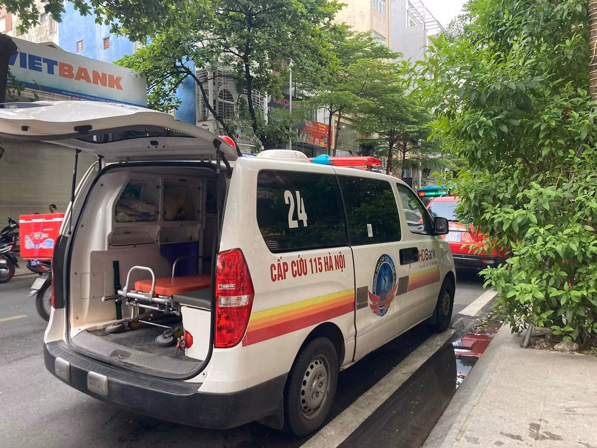 Xe cứu thương được huy động tới hiện trường vụ cháy.