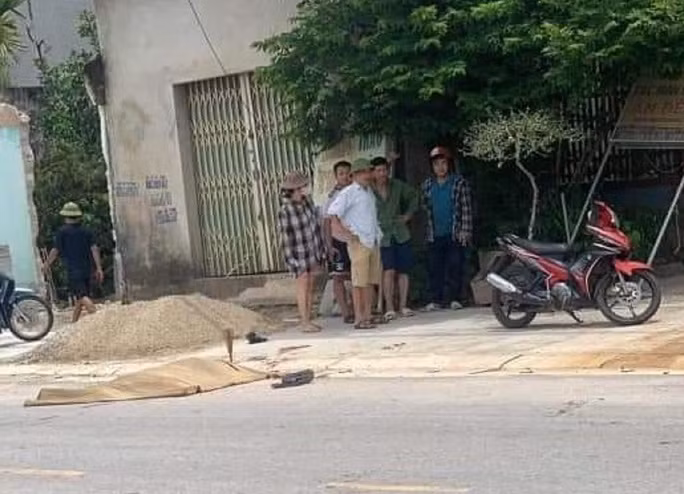  Đòi nhiều lần không được, chủ nợ đâm chết con nợ: Trong quá trình làm ăn, từ tháng 12/2022 đến nay, chị Lê Thị H. (SN 1987; ngụ huyện Đông Sơn, tỉnh Thanh Hóa) nợ ông Lê Hữu Thuận (SN 1964; ngụ huyện Đông Sơn) khoảng 650 triệu đồng và đã đòi tiền nhiều lần nhưng chị H. không trả. Sáng ngày 16/6, ông Thuận gọi điện thoại cho chị H. đến nhà. Sau khi nghe điện thoại, chị H. cùng con trai Lê Thế H. (SN 2007; ngụ cùng địa chỉ) đi xe máy đến nhà ông Thuận. Tới nơi, giữa chủ nợ và con nợ xảy ra mâu thuẫn, Thuận dùng dao bầu truy sát, đâm chị H. tử vong tại chỗ, cháu H. bị thương.
