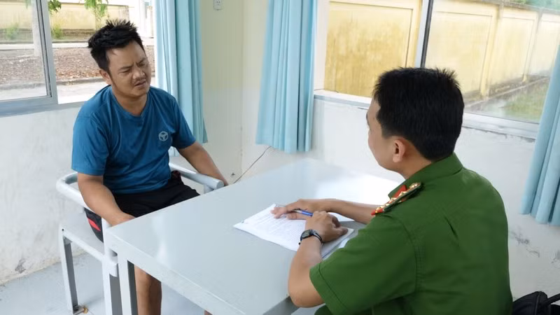  Mâu thuẫn tiền bạc dùng kéo đâm người: Trưa 5/5, Huỳnh Văn Châu (SN 1984, ngụ phường An Hội, TP Bến Tre) đến chơi nhà người bạn ở khu phố 3 (phường 7). Tại đây, do có mâu thuẫn tiền bạc trước đó nên giữa Châu và ông Nguyễn Văn Tám (SN 1955, ngụ xã Bình Phú, TP Bến Tre), xảy ra cự cãi và dẫn đến xô xát. Khi đó, ông Tám dùng kéo đâm Châu nhưng bị Châu giật được kéo đâm lại nhiều nhát khiến nạn nhân tử vong. Ngày 10/5, Châu bị Công an tỉnh Bến Tre khởi tố, bắt tạm giam.