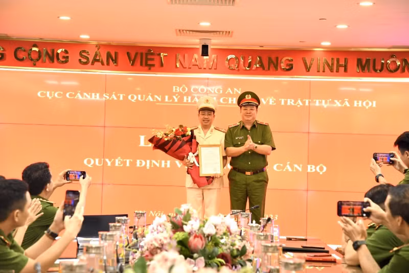 Thiếu tướng Nguyễn Quốc Hùng cho biết, Thượng tá Nguyễn Thành Vĩnh trưởng thành từ lực lượng cảnh sát quản lý hành chính, tham gia từ những ngày đầu thành lập Trung tâm.