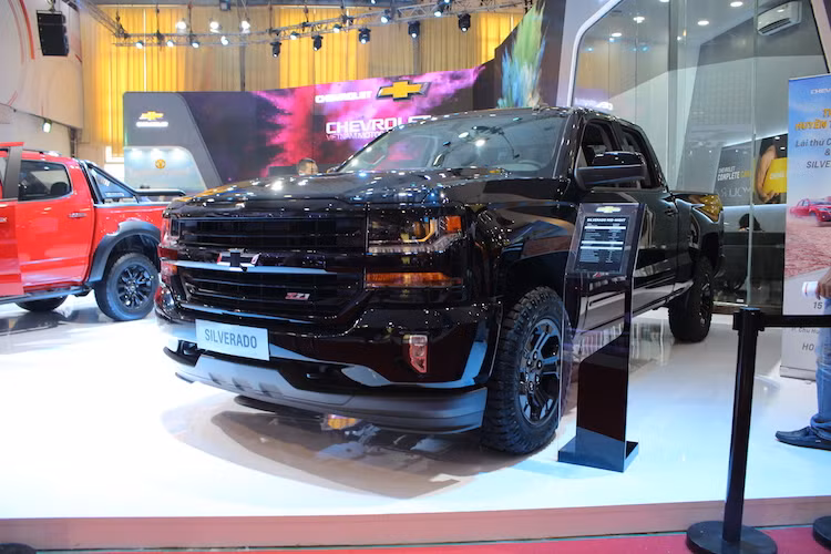 Nằm "án ngữ" ngay trước khu trưng bày Chevrolet, chiếc Silverado tại triển lãm thuộc phiên bản đặc biệt Midnight Edition nổi bật với màu đen toàn thân, có độ dài cabin trung bình (Extended Cab) và được trang bị sẵn gói offroad Z71. Đây cũng là thế hệ Silverado thứ 3 mới nhất, ra mắt lần đầu từ năm 2013.