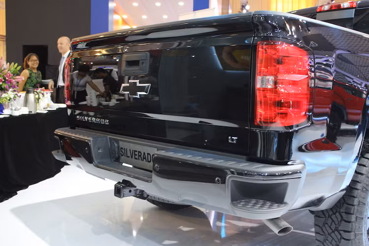 Với khoảng sáng gầm xe rất lớn, cản sau của Silverado cũng đã được Chevrolet thiết kế các hốc sâu để người dùng có thể dễ dàng bước lên thùng xe. Cũng giống các mẫu xe bán tải khác, phần đuôi xe có thiết kế đơn giản, không nổi bật với 2 đèn hậu đặt dọc
