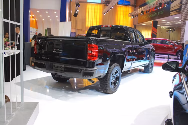 Ngoài ra do thuộc phiên bản đặc biệt Midnight Edition, chiếc Silverado này còn có màu sơn đen bóng. Ngay cả từng chi tiết nhỏ nhất như mâm hay các logo Chevrolet trên phiên bản Midnight Edition cũng đã được sơn đen, khiến chiếc xe càng tăng vẻ vững chãi, mạnh mẽ và rất "đàn ông".