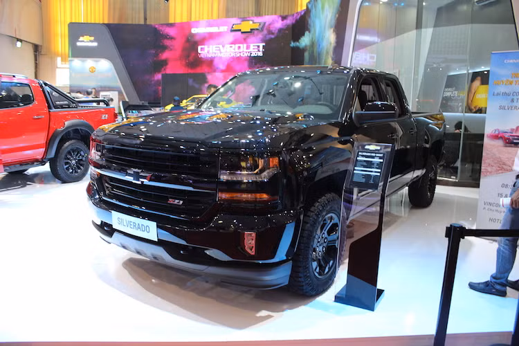 Tại Mỹ, một chiếc Silverado Z71 Midnight Edition Extended Cab có giá khởi điểm từ 38.390 USD. Với kích thước "quá khổ" và động cơ lên tới 5.3 lít, mẫu xe này thực sự rất "kén khách" tại thị trường Việt Nam và chỉ được Chevrolet nhập về với mục đích chính là trưng bày.