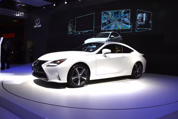 Nổi bật trong gian hàng Lexus sẽ là mẫu xe coupe 2 cửa thể thao RC. Được phát triển từ dòng sedan hạng sang phân khúc C IS, tuy nhiên RC sở hữu thiết kế lôi cuốn hơn nhiều và đầy đam mê.