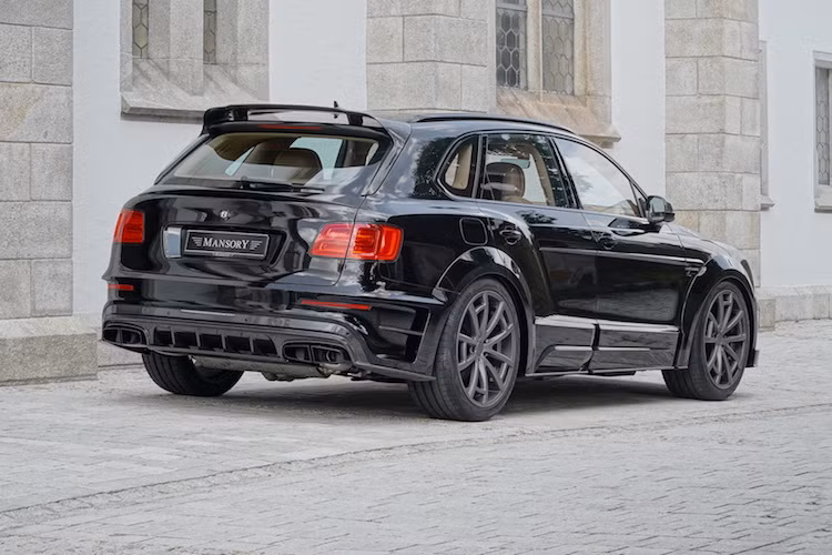 Giống như nhiều bản độ khác, Mansory không công bố chính xác mức giá cho gói độ full Bentley Bentayga của mình. Tuy nhiên nhiều khả năng sau khi cộng cả giá xe "zin", mỗi chiếc Bentayga do hãng độ lại có thể dễ dàng lên tới con số hơn 500.000 USD.