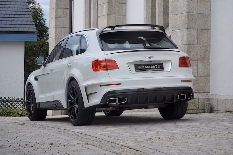 Ở hai bên thân xe, Mansory cũng không quên nới rộng các vòm bánh của Bentayga, trước khi trang bị cho chiếc xe bộ mâm "ngoại cỡ" Ở phía sau, hãng độ này cũng đã lắp cánh đuôi trên nóc xe và cánh khuếch tán dưới cản sau để tăng khả năng khí động học cho Bentayga.