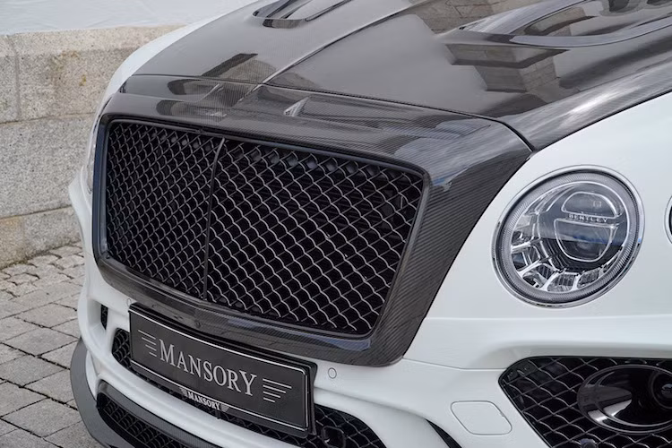 Giống như nhiều dòng siêu xe và xe siêu sang từng được Mansory "dao kéo", chiếc Bentayga cũng đã được hãng trang bị full widebody từ sợi carbon, bắt đầu từ nắp ca-pô với các khe hút gió và cản trước "ngầu" hơn.