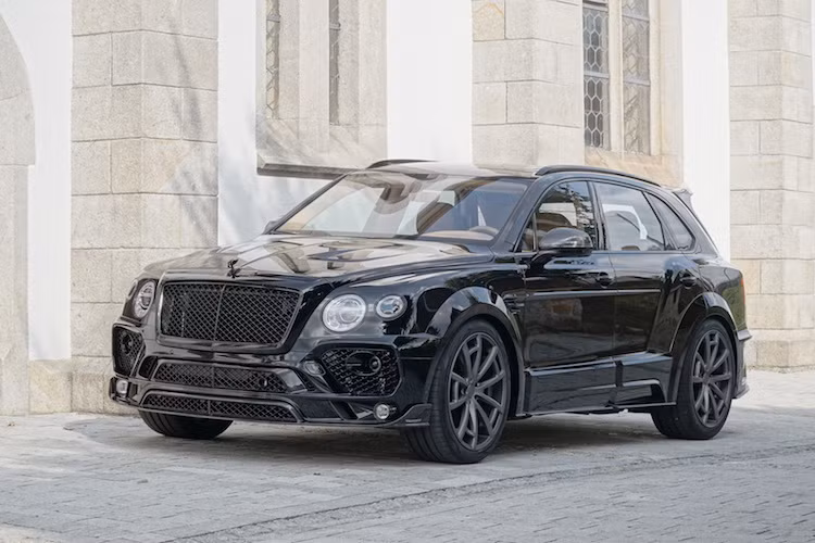 Nhờ có dây chuyền sản xuất riêng, hãng độ Mansory có thể tự tạo ra các khuôn sợi carbon, khiến cho hãng có thể nhanh chóng thiết kế và chế tạo ra những bộ bodykit hoàn toàn mới, lắp "vừa in" cho Bentayga mà không phải "chế cháo" gì.