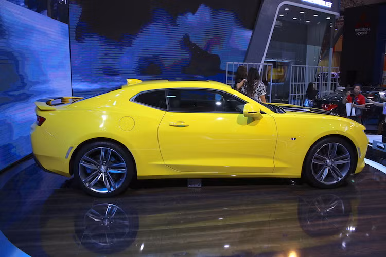 Với màu vàng tươi và 2 sọc đen chạy trên nắp ca-pô, chiếc Camaro SS trưng bày tại VMS 2016 gợi nhớ về nhân vật robot Bumblebee trong loạt phim "bom tấn" Transformers. Ở hai bên thân xe, Camaro mới vẫn giữ lại "phom", tỷ lệ thân xe và các đường nét khá giống với thế hệ thứ 5, chẳng hạn như đường dập nổi bên dưới cửa và vòm mui thấp.