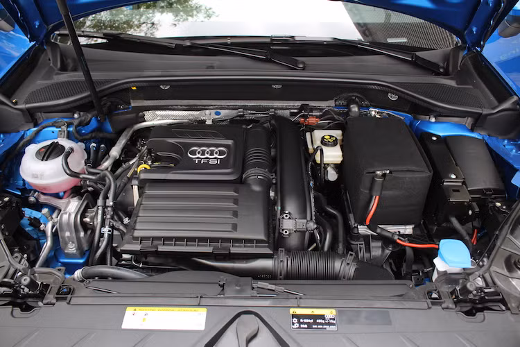 Audi Q2 tại Việt Nam sẽ chỉ có duy nhất một phiên bản động cơ 1.4 lít 4 xi-lanh tăng áp TFSI chạy xăng với công nghệ ngắt xy-lanh theo yêu cầu COD, có công suất tối đa 150 mã lực và mô-men xoắn cực đai 250 Nm. Khi được kết hợp cùng hộp số ly hợp kép S tronic 7 cấp, động cơ chỉ tiêu thụ mức nhiên liệu trung bình từ 5,2 lít và mức khí thải chỉ 119 gam CO2/km.