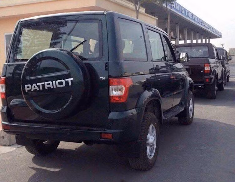 Tại Nga, UAZ Patriot có 2 phiên bản động cơ là máy xăng ZMZ-40906 2,7 lít và diesel ZMZ-51432 với dung tích 2,2 lít. Cả hai động cơ kết hợp với hộp số sàn 5 cấp cùng hệ dẫn động cầu sau hoặc 4 bánh, tùy từng phiên bản.