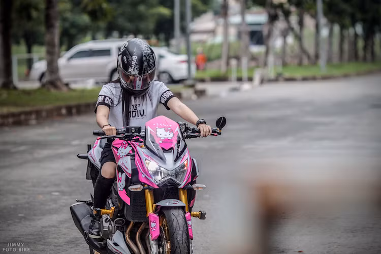 Đèn pha trước sắc sảo hơn Z1000 nhưng có vẻ hơi nhỏ so với tổng thể xe, đèn hậu cách điệu lại từ Z750, cùng khung chóa giống nhau, nhưng Z800 được bố trí hai dãy đèn LED làm nổi hai chữ Z rất phong cách. Xe được trang bị khối động cơ 4 xy-lanh thẳng hàng 806cc đạt 113 mã lực.