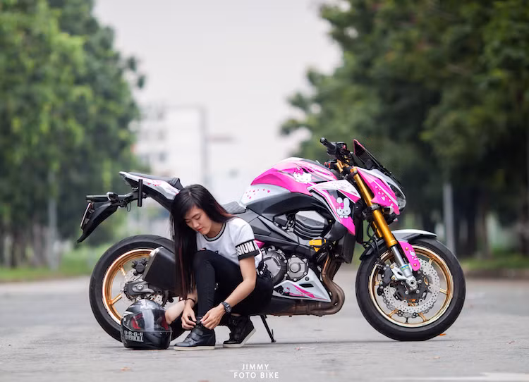 Không chỉ là thú chơi của đàn ông, nhiều "bóng hồng" tại Việt Nam cũng có niềm đam mê "cháy bỏng" với môtô phân khối lớn. Trong số đó, một trong những người trẻ tuổi nhất là cô nàng Nguyễn Lâm Thanh Tú, sinh năm 1995 tại Sài Gòn và hiện đang sở hữu một chiếc Kawasaki Z800 Hello Kitty độc đáo.