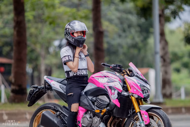 Bên cạnh "dàn áo" độc đáo, Tú còn sơn lại vành xe màu vàng đồng nổi bật, đồng thời trang bị một số "đồ chơi" như chống đổ DMV, cặp tay phanh/côn CRG RC2, kính chắn gió Puig...