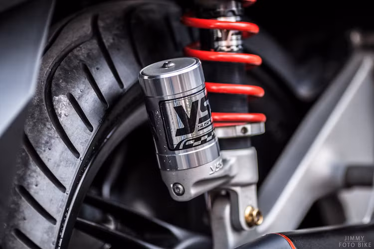 Trong khi phuộc trước được nâng cấp lên loại của hãng Seven Speed thì ở phía sau, chiếc xe tay ga PCX còn được chủ nhân trang bị cặp phuộc YSS bình dầu rời từ Thái Lan.
