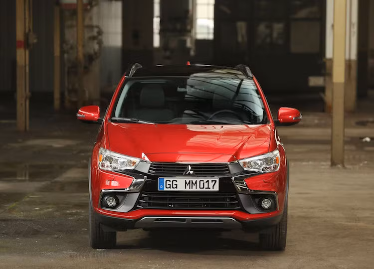 Ở đợt nâng cấp này, Mitsubishi ASX đã có phần đầu hoàn toàn mới. Tương tự như "đàn anh" Outlander trước đó, xe cũng có phần đầu được thiết kế lại dữ dằn hơn, ấn tượng hơn với tên gọi "Dynamic Shield".