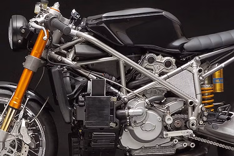Là một mẫu superbike "chạy trường", 999S vốn đã được Riccardo nâng cấp những phụ tùng động cơ "khủng" như côn STM ECO, ECU RapidBike, hệ thống chuyển số nhanh..., chính vì vậy động cơ của xe hoàn toàn không bị "đụng chạm". Nó có thể dễ dàng đạt công suất hơn 150 mã lực.