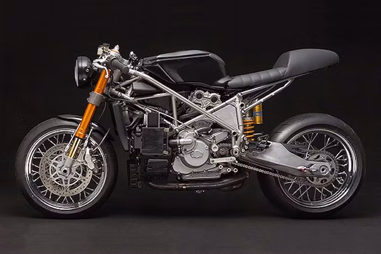 Những thay đổi cuối cùng để 999S có thể ra ngoài phố đó là pô "độ" với cổ Termignoni và lon Zard, đem tới tiếng máy uy lực nhưng vẫn tuân thủ các quy định về độ ồn. Hãng độ Venier Custom đã mất tổng cộng 16 tuần để tạo ra chiếc xe.