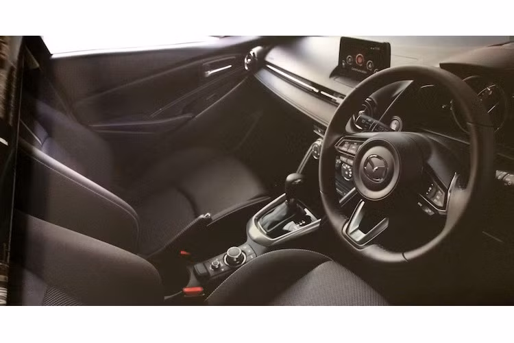Ở bên trong nội thất, Mazda 2 cũng hoàn toàn giữ nguyên thiết kế bảng táp-lô của đời 2015 với những trang bị tương đối cao cấp như hệ thống thông tin giải trí Mazda Connect. Tuy nhiên, tay lái của xe nay đã được thay bằng loại thể thao như Mazda 3 và Mazda 6 mới, đồng thời màn hình hiển thị trên kính HUD sẽ được nâng cấp lên từ đơn sắc lên thành có màu.
