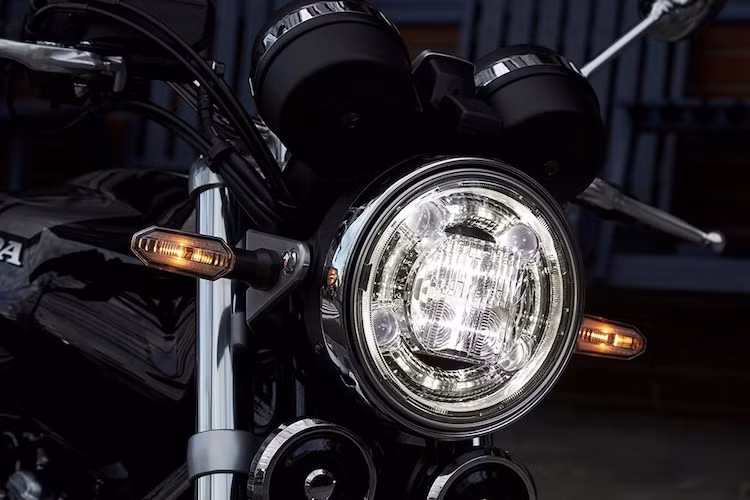 Trên CB1100RS, Honda vẫn giữ cho chiếc xe có được kiểu dáng cổ điển, nhưng đồng thời đã thay đổi một số chi tiết. Đầu tiên, đèn pha của xe dù vẫn có dạng tròn cổ điển nhưng đã sử dụng công nghệ chiếu sáng LED hiện đại hơn. Bình xăng của xe cũng được thay thế, với thiết kế góc cạnh hơn và khá giống dòng CB400SF nổi tiếng.