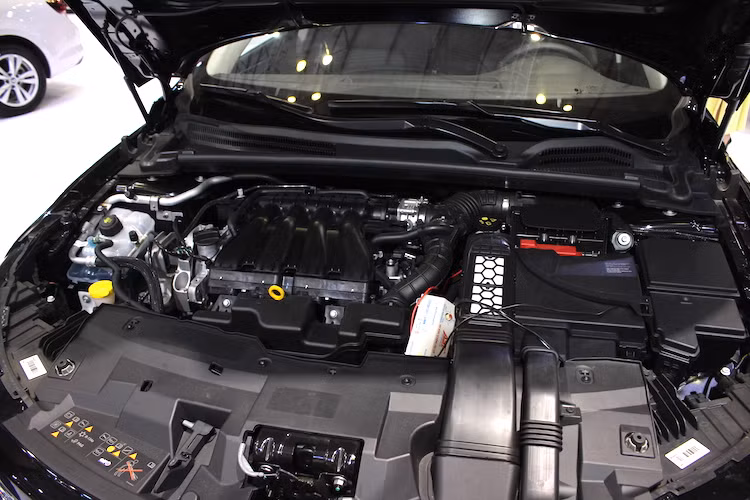 Tại Việt Nam, Renault Talisman chỉ có duy nhất một phiên bản động cơ TCe 150 4 xi-lanh thẳng hàng với dung tích chỉ 1.6 lít, nhưng có trang bị tăng áp để đạt công suất tối đa 148 mã lực và mô-men xoắn cực đại 220 Nm. Kết hợp với động cơ này là hộp số tự động ly hợp kép 7 cấp.
