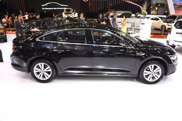 Với kích thước tổng quan dài, rộng và cao là 4.850 x 1.870 x 1.460mm, Renault Talisman được xếp vào phân khúc sedan hạng D, cùng hạng với Toyota Camry, Mazda6 hay Honda Accord. Với trục cơ sở dài 2.810 mm, Talisman cũng có khoảng cách giữa 2 bánh xe thuộc hàng lớn nhất phân khúc.