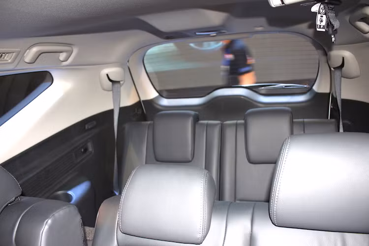 Phiên bản Pajero Sport Premium bán ở Việt Nam sẽ có cách bố trí 3 hàng ghế với tổng cộng 7 chỗ ngồi. Toàn bộ các ghế đều được bọc da, đem tới cho chiếc xe vẻ nổi bật và cao cấp hơn bên trong khoang nội thất.