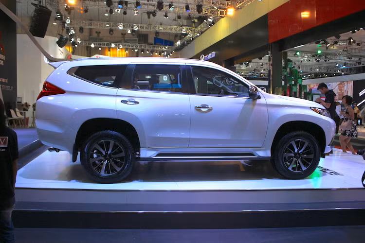 Từ phía hai bên, có thể thấy rõ rằng thiết kế của Pajero Sport mới chịu nhiều ảnh hưởng từ những chiếc concept như GC-PHEV và GR-HEV đã từng được Mitsubishi ra mắt cách đây 2 năm tại Tokyo Motor Show 2013. So với thế hệ cũ, Pajero Sport mới cũng dài hơn tới 90 mm trong khi được hạ thấp 35 mm.