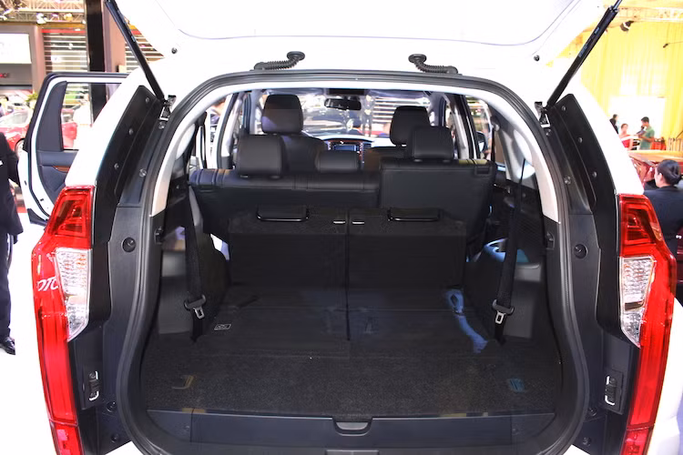 Các ghế sau của Pajero Sport cũng có khả năng bố trí linh hoạt, giúp khách hàng có thể tự do bố trí khoang hành lý theo nhu cầu sử dụng. Với hàng ghế thứ 3 được gấp lại, thể tích khoang hành lý của xe đạt mức ấn tượng 673 lít và có thể tăng lên tối đa thành 1624 lít nếu gập cả 2 hàng ghế sau lại.