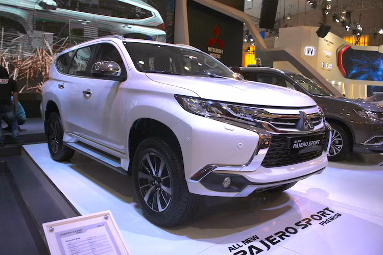 Theo Mitsubishi, với động cơ và hộp số mới, Pajero Sport thế hệ mới tiêu thụ nhiên liệu ít hơn 17% so với phiên bản cũ. Các tính năng an toàn tiêu chuẩn của chiếc xe cũng được Mitsubishi chú trọng với hệ thống cảnh báo va chạm, hệ thống cảnh báo điểm mù, thân xe gia cường RISE, 7 túi khí, cân bằng điện tử, kiểm soát lực kéo, chống tăng tốc ngoài ý muốn dựa vào các cảm biến sóng siêu âm (UMS)...
