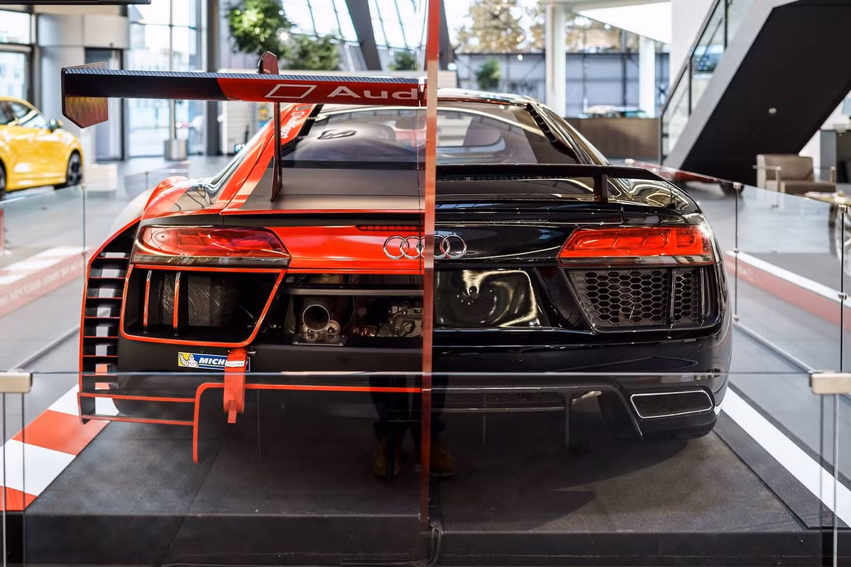 Cũng tại Geneva 2015, Audi đã đồng thời giới thiệu phiên bản đua của R8 thế hệ mới là R8 LMS. So với R8 thường, R8 LMS sở hữu ngoại hình "chiến" hơn nhiều với bộ widebody cực rộng, các cánh khuếch tán và cánh đuôi lớn ở phía sau cũng như bộ mâm siêu nhẹ kèm lốp trơn của Michelin.