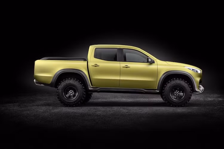 Giống như Navara, phiên bản với hệ dẫn động 4 bánh sẽ có khóa vi sai, chế độ gài cầu chậm và còn thêm cả hệ thống kiểm soát lực kéo. Dù sử dụng chung chassis nhưng Mercedes X-Class sẽ có kết cấu hệ thống treo dạng McPherson phía trước và 5 điểm phía sau để tăng sự tiện nghi, thoải mái trong khoang lái so với các mẫu bán tải với treo sau dạng nhíp.