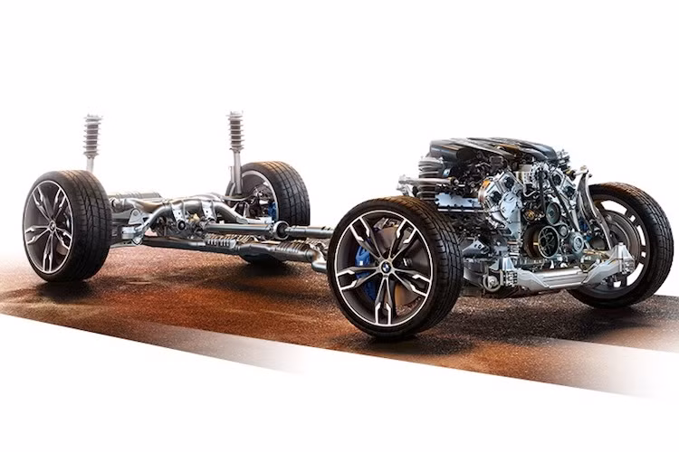 Mặc dù vậy, trên đường thẳng, M550i xDrive vẫn có khả năng tăng tốc "đánh bại" M5 thế hệ hiện tại khi chiếc xe chỉ mất 4 giây để đạt 0-100 km/h, thay vì 4,3 giây. Điều này có được là nhờ vào hệ thống dẫn động 4 bánh xDrive bám đường hơn kèm theo hộp số tự động 8 cấp Steptronic. Đặc biệt, dù là một chiếc sedan thể thao nhưng M550i xDrive chỉ tiêu thụ trung bình 8,9 lít xăng/100 km.