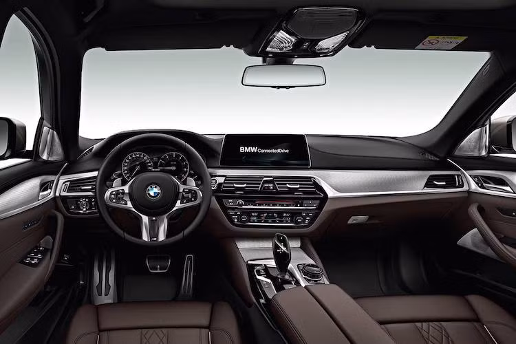 Ở bên trong, chiếc xe cũng có một loạt các thay đổi mang tính thể thao hơn từ bộ phận M-Sport như bộ pedal nhôm, các chi tiết ốp trang trí bằng kim loại và vô-lăng 3 chấu với kiểu dáng ấn tượng hơn. Đồng thời đang là phiên bản cao cấp nhất của dòng 5 Series thế hệ mới, M550i xDrive cũng có nội thất được hoàn thiện bởi các vật liệu cao cấp cùng nhiều trang bị tiêu chuẩn tiện nghi, hiện đại.