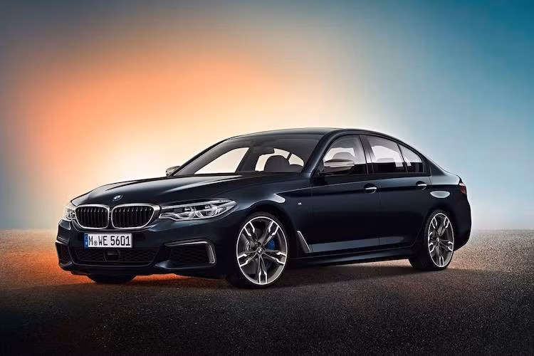 Giống như M5, M550i xDrive cũng mang một số chi tiết ngoại thất thể thao để khẳng định sự đặc biệt của nó trước các bản 5 Series khác. Đầu tiên, bộ cản trước thanh lịch của phiên bản thường đã bị loại bỏ, thay vào đó là cản thể thao với các khe hút gió lớn từ bộ phận M-Sport của BMW.