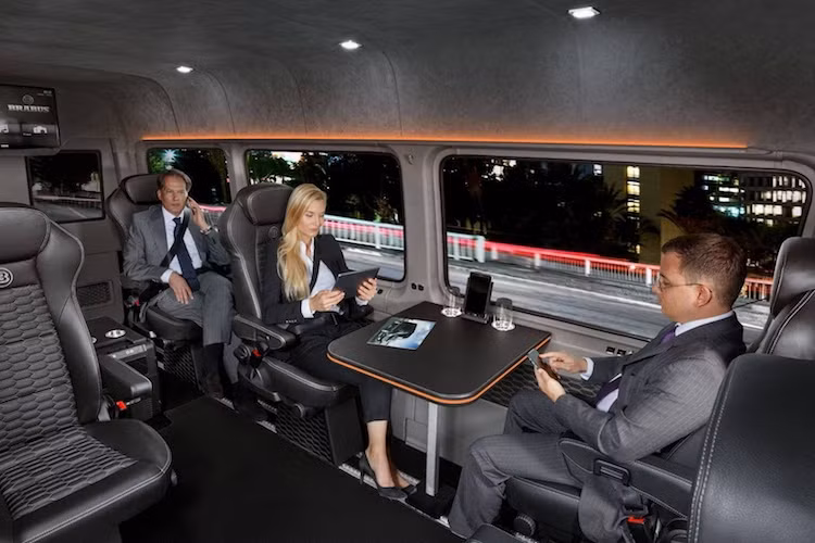 Mức giá mà Brabus đưa ra cho "phòng họp di động" Sprinter này không hề rẻ. Tại châu Âu, chiếc xe có giá đề xuất lên tới 224.910 Euro (tương đương 5,5 tỷ đồng).