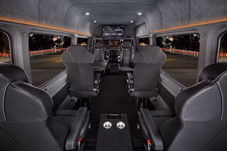 Tuy nhiên kể từ khoang phía sau, hãng độ Brabus đã hoàn toàn "lột xác" Sprinter để khiến cho chiếc xe trở thành một "phòng họp di động" cao cấp theo đúng nghĩa đen. Để bắt đầu, hãng đã trang bị cho chiếc xe 2 hàng ghế dọc, mỗi hàng gồm 6 chiếc ghế. Tất cả đều được bọc cẩn thận bằng da và alcantara như hàng ghế trước.