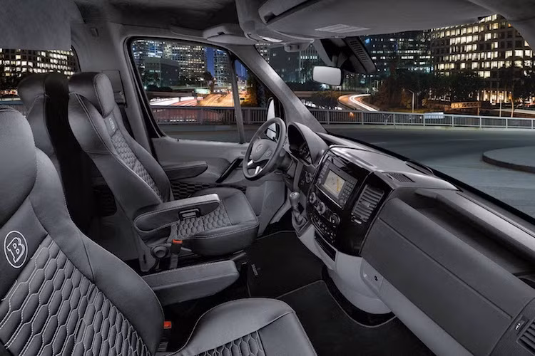 Ở hàng ghế trước của chiếc xe, Brabus đã không thay đổi nhiều so với chiếc Sprinter nguyên bản, ngoại trừ những chiếc ghế được hãng bọc lại trong da cao cấp, kết hợp Alcantara và chần chỉ vân tổ ong đẹp mắt.