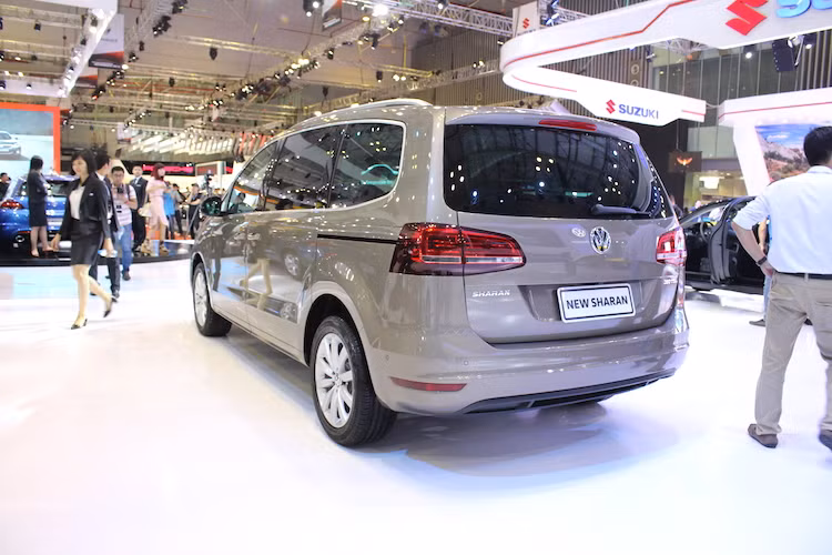 Không chỉ công bố Sharan tại VIMS 2016, Volkswagen Việt Nam cũng đưa ra mức giá cho Sharan là 1,9 tỷ đồng. Mức giá này cũng khá gần với Odyssey khi mẫu MPV của nhật được Honda "chốt giá" 1,99 tỷ đồng.