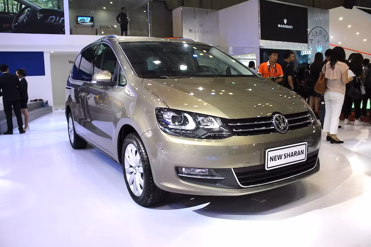 Theo Volkswagen, với cấu hình động cơ này, Sharan có khả năng tăng tốc từ 0-100 km/h chỉ trong 7,8 giây và tốc độ tối đa 220 km/h. Mức tiêu hao nhiên liệu trong điều kiện kết hợp của xe là 8,5 lít/100 km.