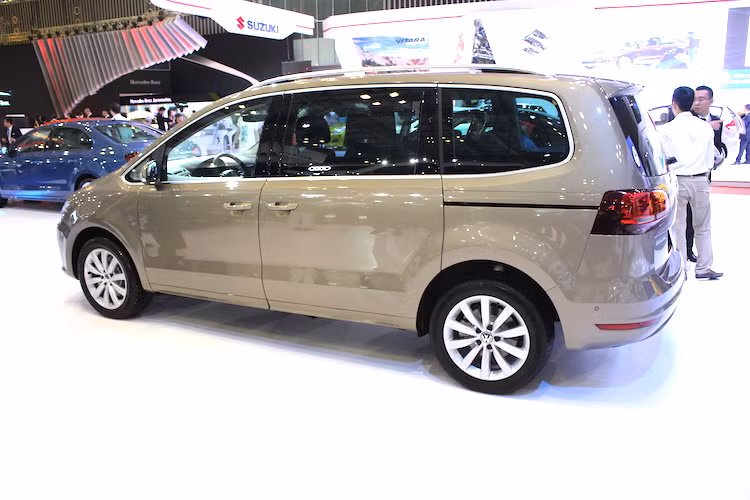 Giống như các mẫu xe "đại chúng" khác của Volkswagen, thân xe của Sharan cũng có thiết kế đơn giản, ít đường nét nhấn mạnh. Mặc dù vậy, chỉ ngay khi nhìn bên ngoài, có thể thấy ngay rằng Sharan là một mẫu xe gia đình đa dụng với không gian cabin rộng bởi chiều cao cửa kính lớn.