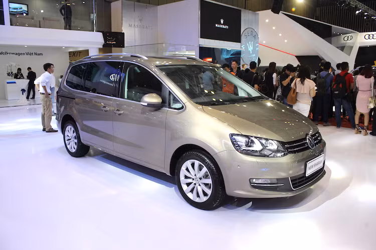 Tại triển lãm ôtô Quốc tế Việt Nam VIMS 2016, hãng xe Đức Volkswagen sẽ đem về 3 mẫu xe mới. Trong đó, 2 dòng xe mang tính "chiến lược" trong kế hoạch mở rộng tầm ảnh hưởng của hãng tại thị trường Việt là mẫu sedan hạng C Jetta và chiếc MPV Volkswagen Sharan, dựa trên khung sàn của dòng sedan cỡ trung Passat.