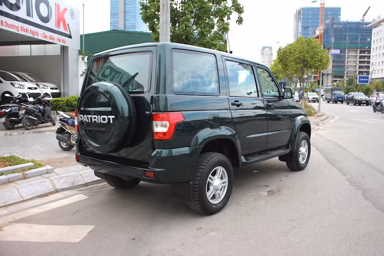 Hiện chưa rõ giá bán mà Auto K định đặt ra cho Patriot tại Việt Nam tuy nhiên tại nước ngoài, chiếc xe hiện có giá từ 13.400 tới 18.800 USD, tùy từng phiên bản (tương đương 298 - 419 triệu đồng.