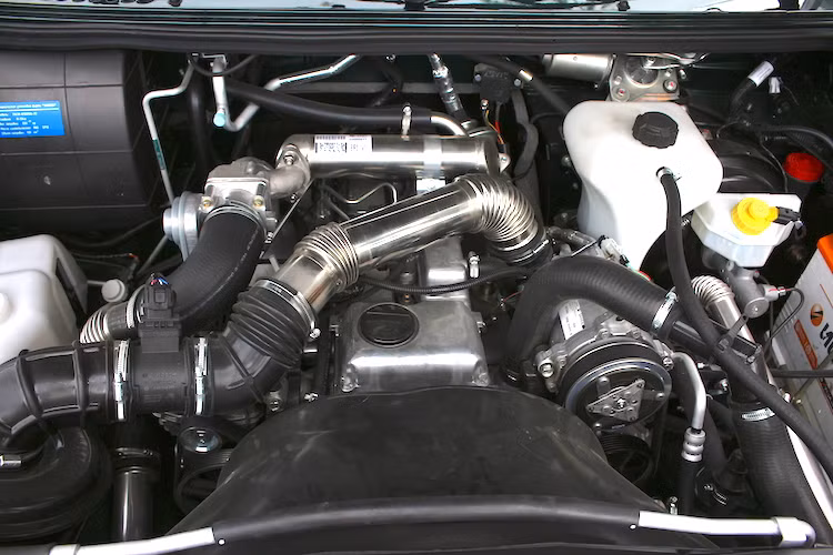 Chiếc Patriot đầu tiên về Việt Nam được trang bị động cơ diesel 2.2l 4 xi-lanh thẳng hàng ZMZ-51432 với công suất chỉ 118 mã lực kết hợp với hộp số sàn 5 cấp và hệ thống phun nhiên liệu điện utwr của Bosch, giúp chiếc xe có thể đạt tốc độ tối đa 135 km/h và mức tiêu thụ nhiên liệu 11,5 lít/100 km.