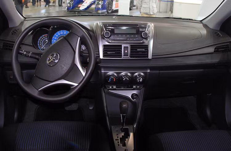 Ở bên trong nội thất, Yaris L sedan cũng hoàn toàn giống như cabin của Vios. Chiếc xe được trang bị sẵn đầu CD 1 đĩa với kết nối USB/AUX/Bluetooth kèm dàn âm thanh 4 hoặc 6 loa.