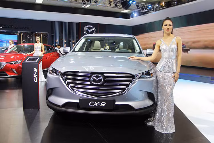 Góp mặt tại triển lãm VMS 2016 lần này, thương hiệu Mazda tại Việt Nam đem tới tổng cộng 3/7 dòng xe hiện đang được hãng bán ở Việt Nam và 2 mẫu xe mới mang tính chất thăm dò thị trường là CX-3 cùng CX-9.